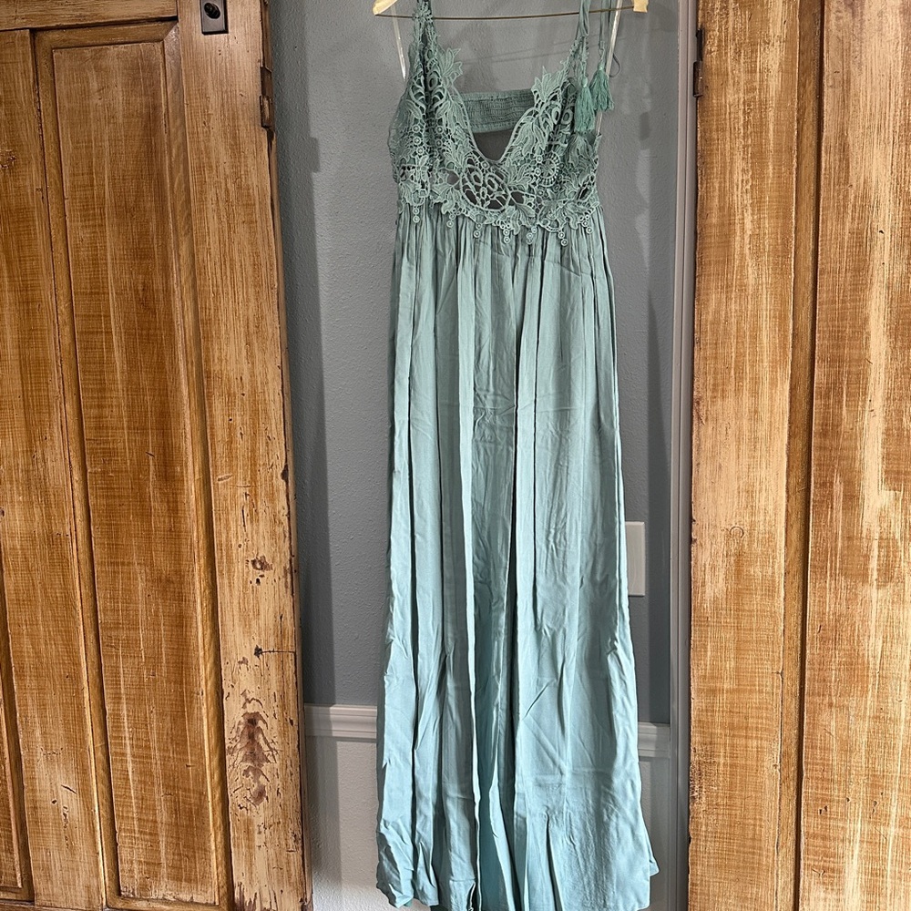 Elegant Lace Maxi Dress in Light Green